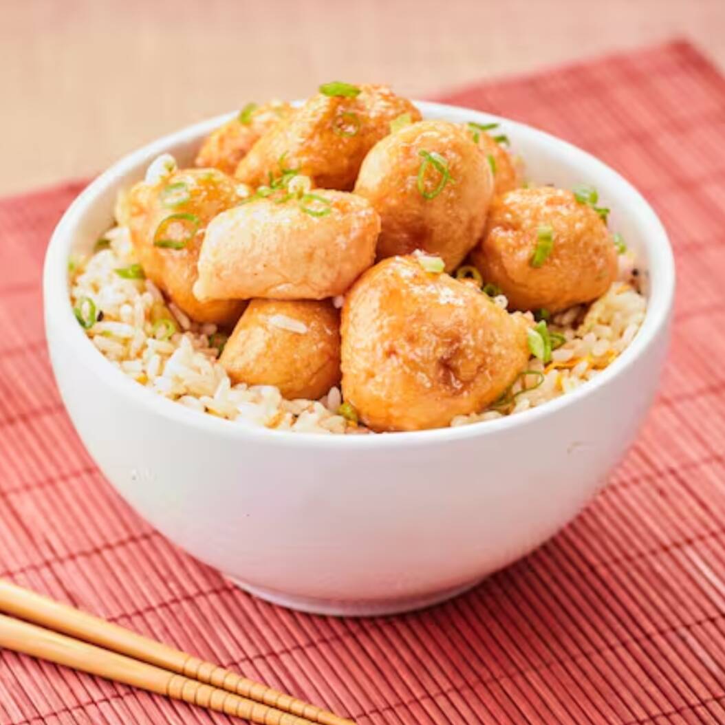 Bolinhas de Frango crocantes, mergulhadas em um irresistível molho a sua escolha! Acompanhadas do nosso yakimeshi, um arroz que traz flocos de ovos, cenoura e cebolinha.