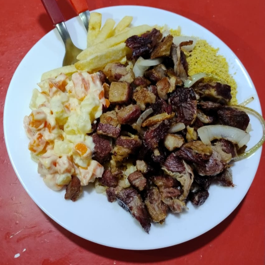 Charque, baião, farofa, salada de maionese e batata frita