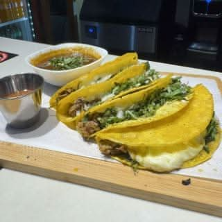 4 Tacos de Birria con Auténtica Salsa de Birria