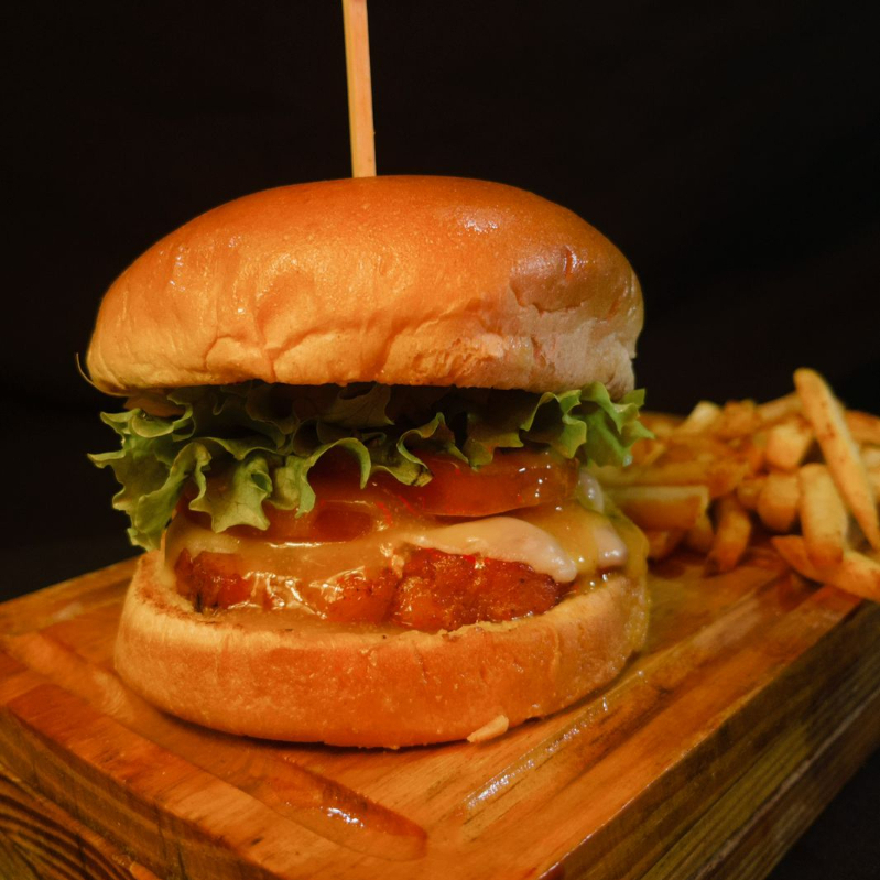 BURGER DE FRANGO + MOLHO DA CASA + MOSTARDA COM MEL + MUÇARELA + ALFACE E TOMATE