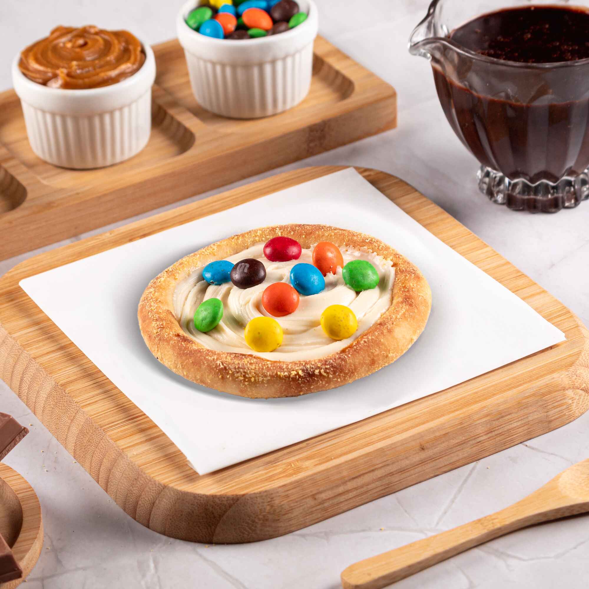 Recheada com chocolate branco cremoso e M&M’s, uma combinação doce e crocante que vai te conquistar.