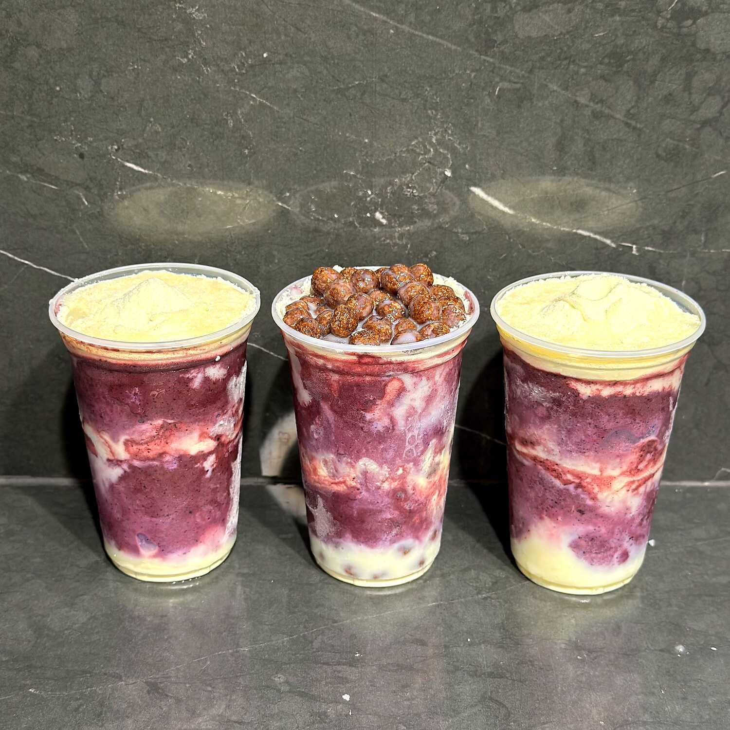 3 copos de açaí de 300ml. Escolha seus sabores favoritos.