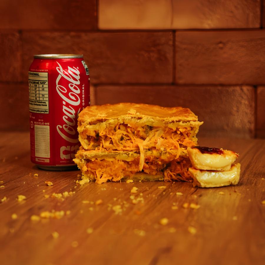 Nessa Promoção você Ganha R$3,25 de Desconto!
1 Empadão de Frango de 500g feito com a massa leve e saborosa da Empada da Casa, recheado generosamente com frango temperado.
1 Empada de Pudim de Leite Condensado Caramelizado.
1 Coca-Cola de 350ml