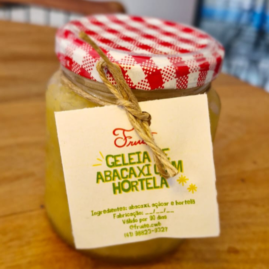Geleia artesanal de abacaxi com toque refrescante de hortelã. Ideal para acompanhar pães, queijos ou dar um toque especial às suas sobremesas!