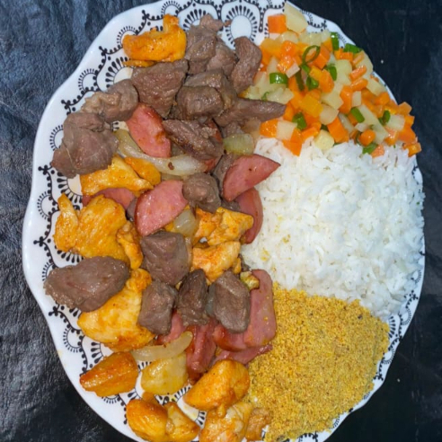Acomp: arroz, farofa e salada. (Calabresa, carne e frango