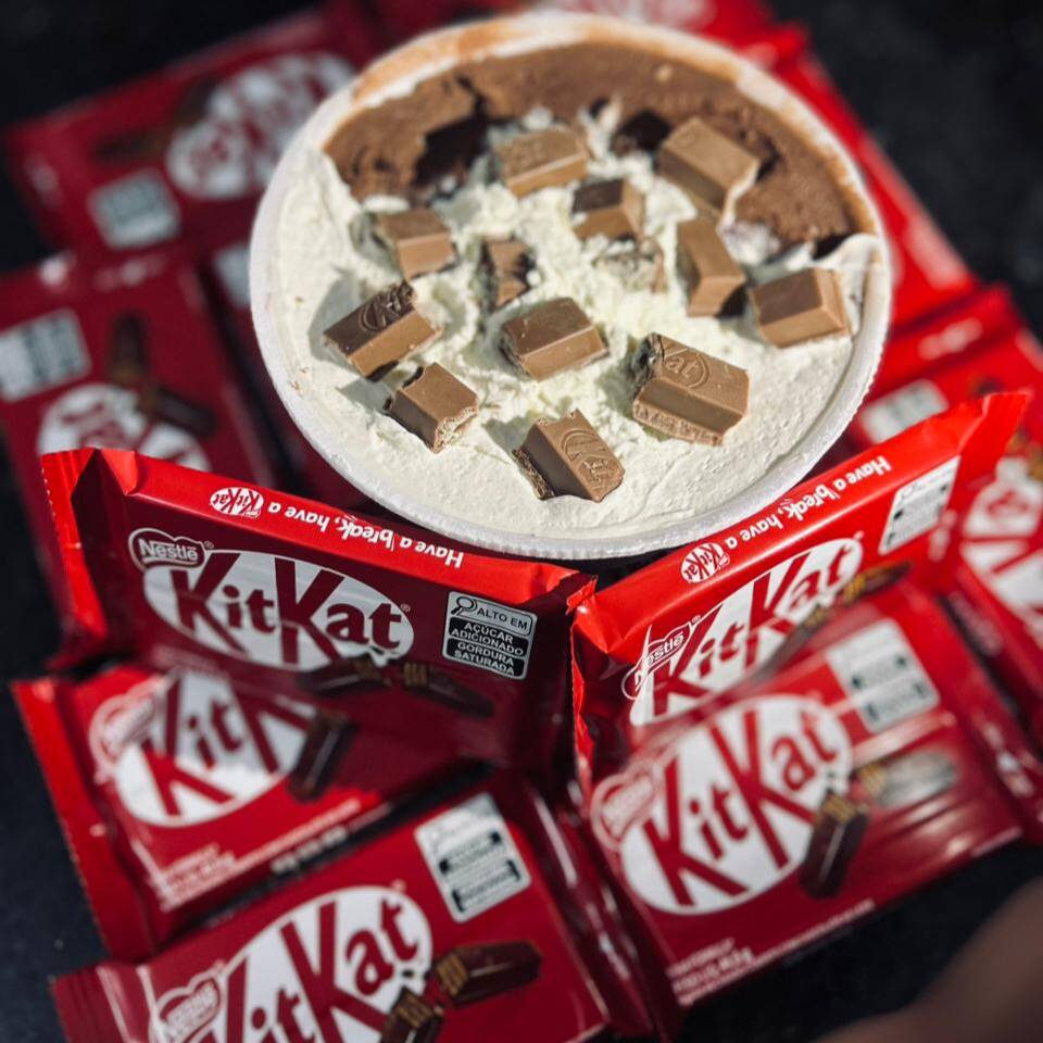 Delicioso açai cremoso com recheio por cima de leite condensado,leite em pó,creme de avelã,creme Ninho e Kit Kat. (não trocamos os adicionais,apenas retiramos).Vai no isopor !