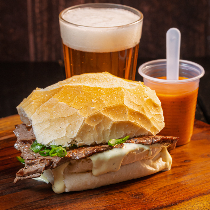 Pão frances, bife, maionese da casa e cebolinha.