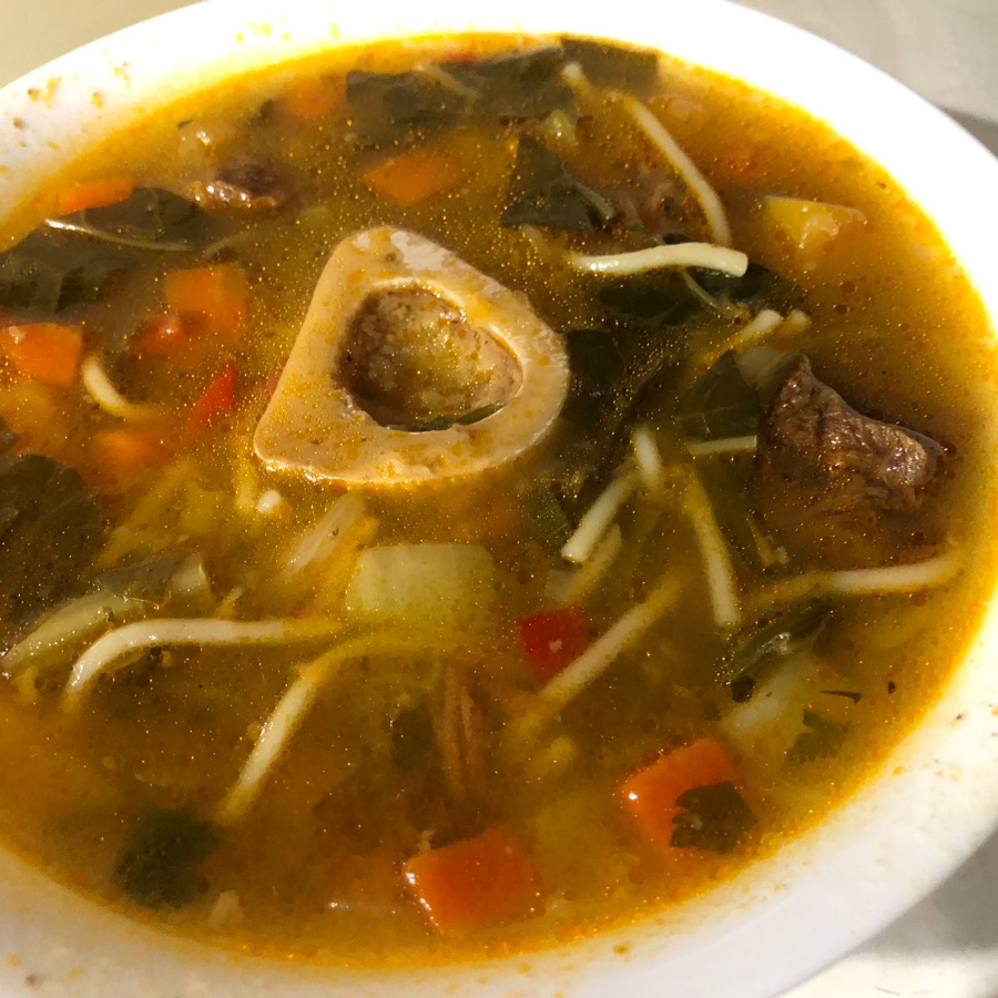 Sopa caseira quente e saborosa.