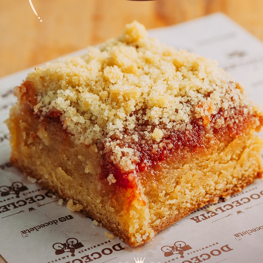 Brownie de chocolate branco combinado com o doce de goiabada, uma delícia! Para finalizar, uma generosa pitada de farofinha doce é acrescentada, proporcionando um contraste de texturas irresistível!