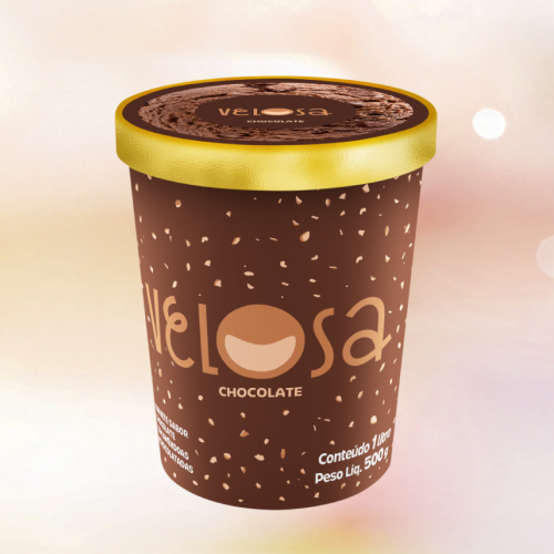 Sorvete de chocolate delicioso finalizado com o requinte de amêndoas achocolatadas.