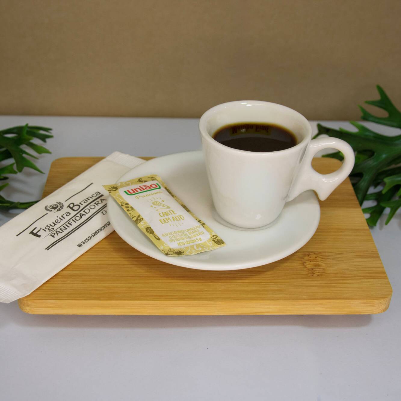 Fresquinho, aromático e preparado na hora! Nosso Cafezinho é feito com grãos selecionados e traz aquele sabor encorpado e equilibrado que só um bom café proporciona. Ideal para acompanhar o lanche, dar aquela energia no começo do Dia ou simplesmente para um momento de pausa e prazer. Porque um bom Dia começa com um bom café!