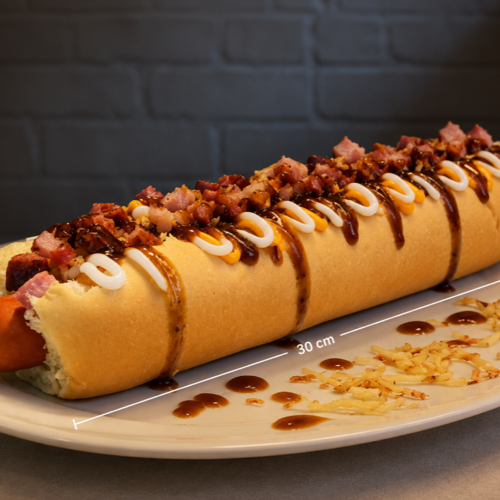 Pão, salsicha, carne moida, bacon, cheddar,Catupiry, cebola, tomate, milho, cenoura, ervilha, batata palha, pure, queijo maçaricado, barbecue, maionese (caseira)