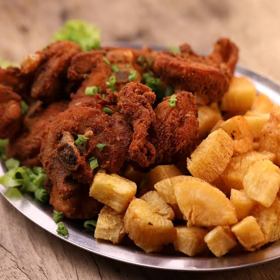 Aprox. 600g de frango a passarinho bem temperado c/ aprox. 400g de aipim frito.