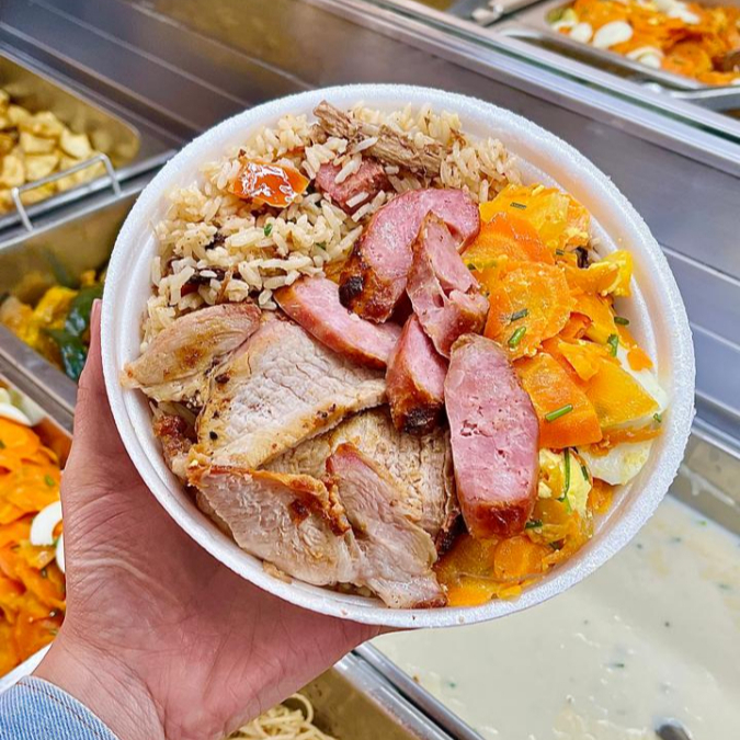 Arroz, feijão, 3 acompanhamentos + SALADA e 2 opções de carnes