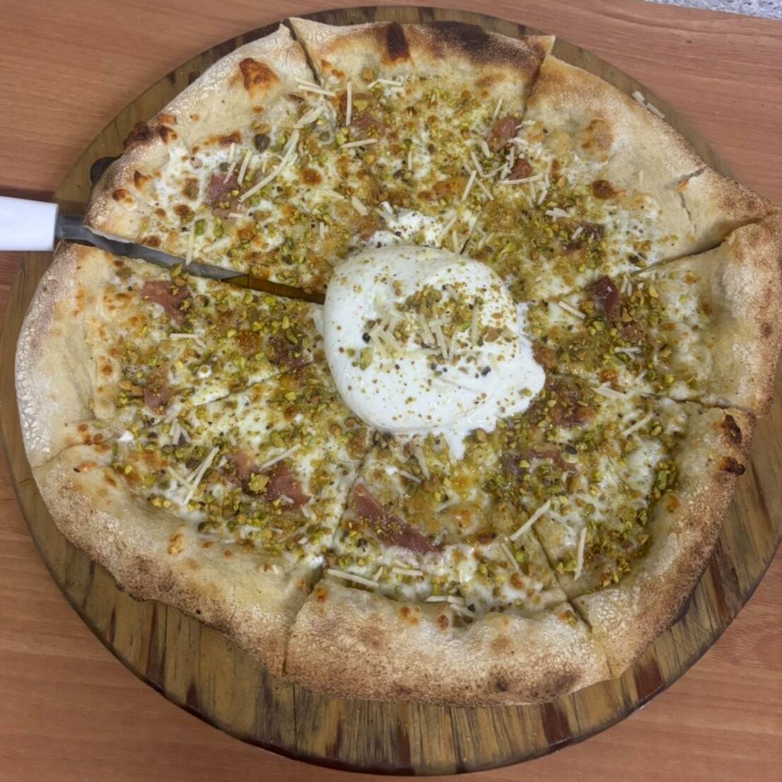 Pizza de Jamón Serrano con Pistacho y Burrata