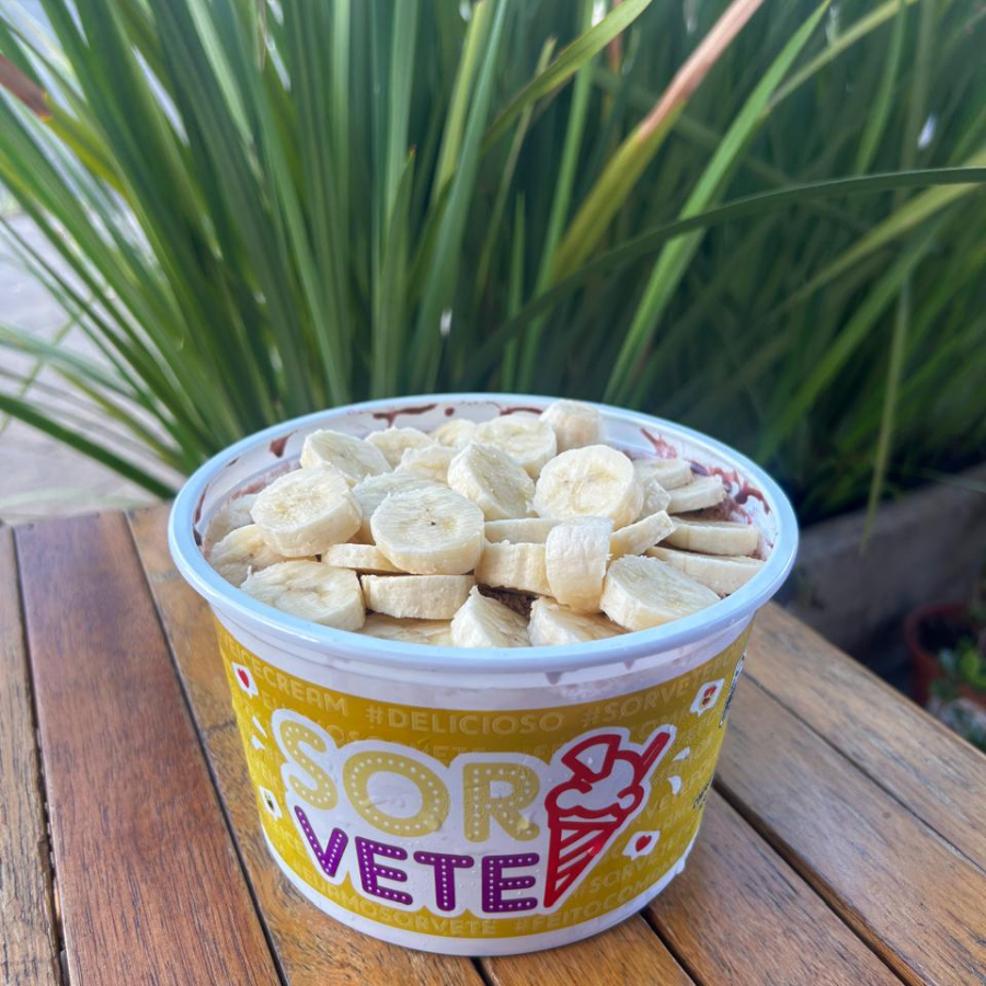 Moda da casa leva banana, leite em pó e leite condensado, formando uma combinação cremosa, docinha e simplesmente irresistível. Vai no pote