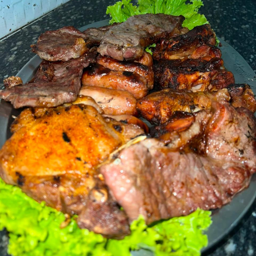 4 fatias de filé especial, 4 toscanas, 4 coxas de frango, 1 bisteca suína. Acompanhamentos: Feijão tropeiro, arroz branco, macarrão, salada mista (2 opções) e purê de batata. Serve até 4 pessoas.