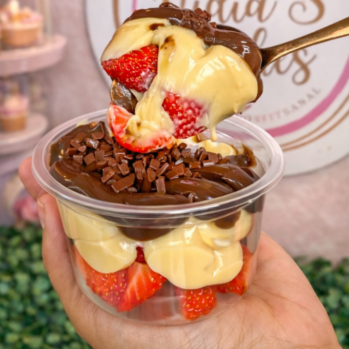 Bombom de Morango, delícia irresistível, morangos frescos selecionados, brigadeiro de chocolate branco Galak com brigadeiro cremoso delicioso, com confeitos Granule . Na porção da sua delicia. ---------------tags------------------- bombom de uva , bombom de morango, delicia no pote, delicia de abacaxi, pave Ninho com nutellapave crocante, pave, tortas, limao, Oreo, cookie , Copo de felicidade, choco morango, copao , delicia, chocolate, galak, morango, sobremesa, doces, ferrero rocher , Ouro Branco, brownie, Kinder bueno, doce de leite, Ninho com morango,Ninho com Nutella, ofertas, desconto, entrega rapida, cupons, entrega gratis