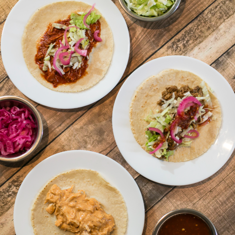 3 Tacos de Guisos, 2 Guisos más Frijol Puerco