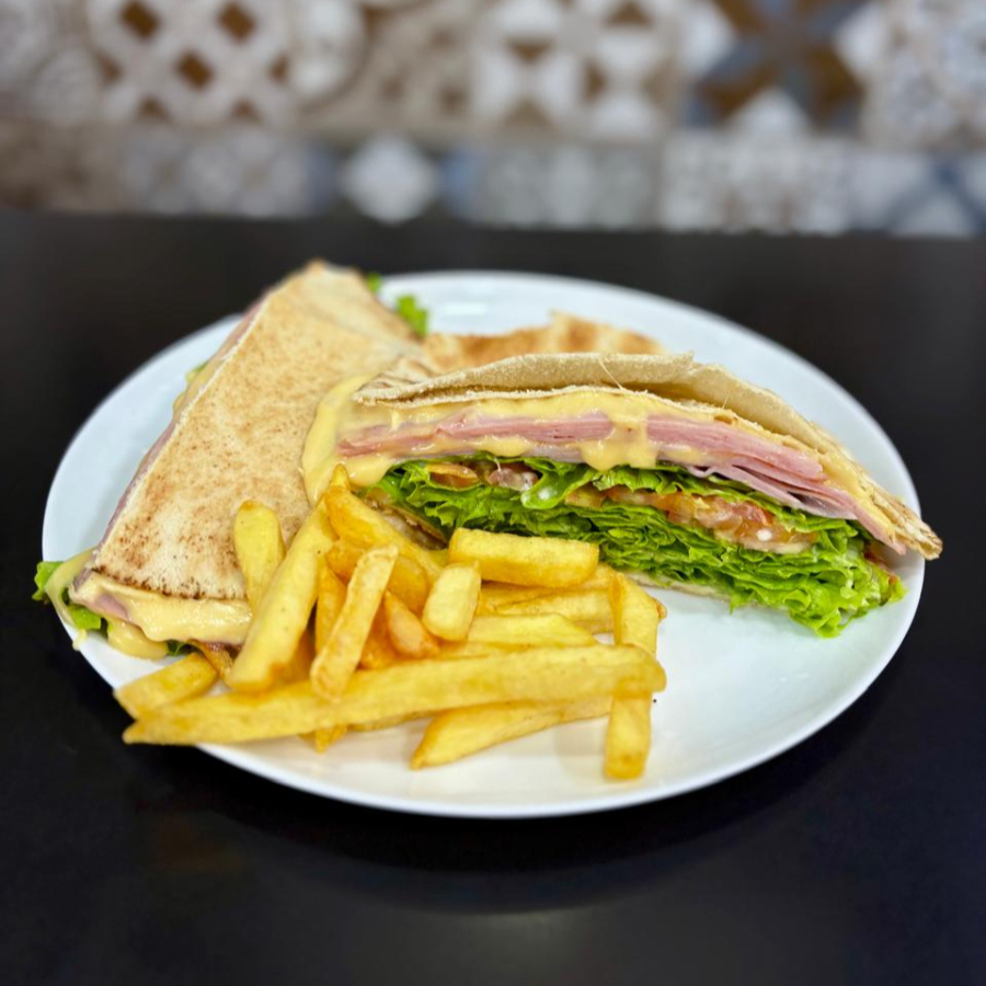 PÃO SÍRIO, CALABRESA FATIADA, QUEIJO PRATO, ALFACE, TOMATE.