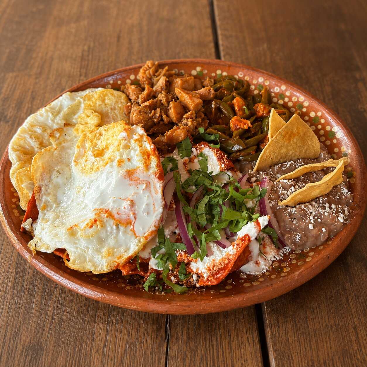 Desayuno con Chilaquiles Rojos