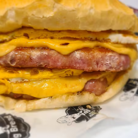 Pão francês, calabresa, queijo e egg