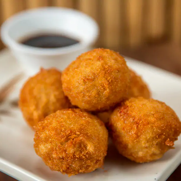 Super bolinho de peixe, feito com tempero especial, frito e empanado na panko