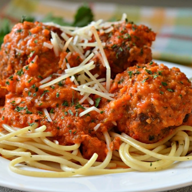 Spaguetti con Albondigas + queso manchego encima,