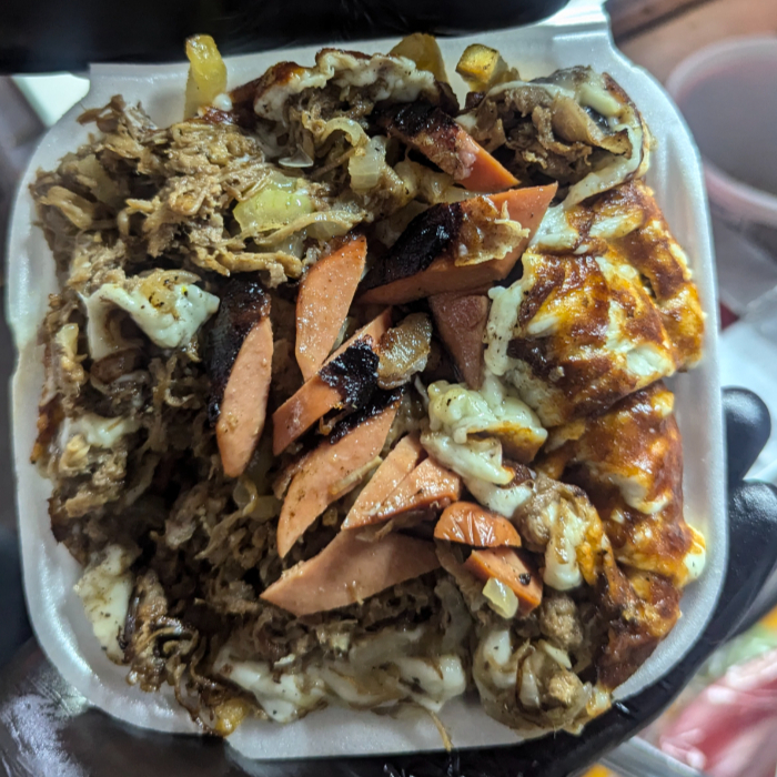 Salchipapas con Carne Deshebrada