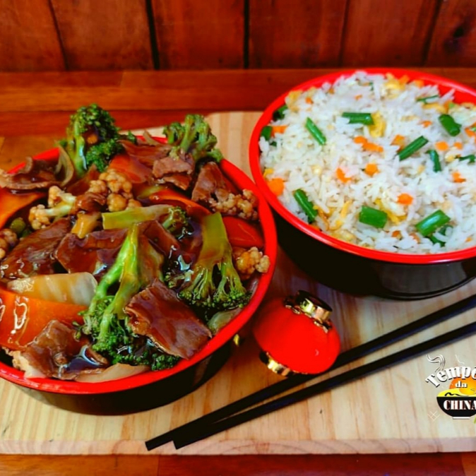 Porção de Carne com Legumes, acompanhada de arroz yakimeshi