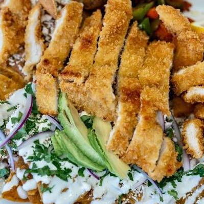Chilaquiles Con Pollo Empanizado