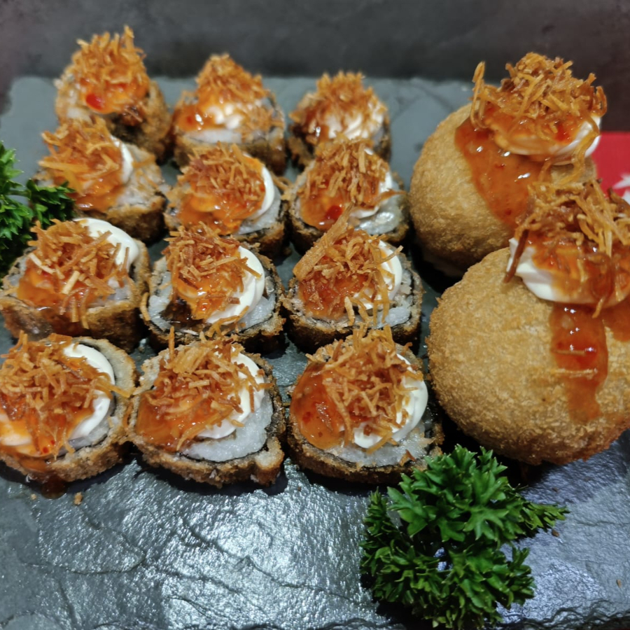 12 Hot Filadélfia com cobertura de geleia de Pimenta + 2 Rock Bola (Bebida Grátis)  Wando, nome artístico de Wanderley Alves dos Reis (Bom Jardim de Minas, 2 de outubro de 1945 — Nova Lima, 8 de fevereiro de 2012), foi um cantor, violonista e compositor brasileiro.  Seu estilo musical e a parte cênica de suas apresentações possibilitaram aspectos folclóricos como sua famosa coleção de calcinhas de fãs (estimada em 17 mil peças), que se tornou sua marca registrada e lhe rendeu o epíteto de Obsceno.