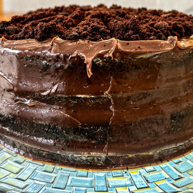 Massa de cacau black, com brigadeiro caseiro e cookie belga