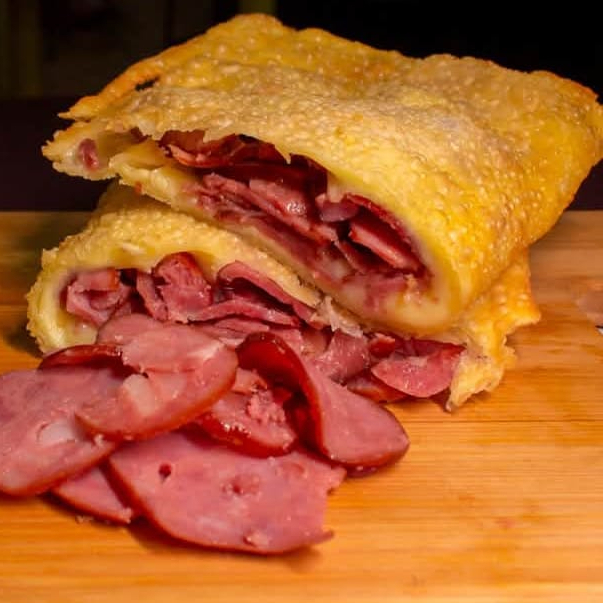 Delicioso pastel de calabresa com cebola