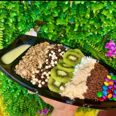 A nossa maior experiência em uma única barca! Quase 1kg de puro açaí Nabrisa, montado com todo o cuidado para você compartilhar momentos especiais. Inclui: 5 acompanhamentos à sua escolha entre as nossas 11 opções irresistíveis. Podendo escolher adicionais separados, cremes e coberturas 💜✨