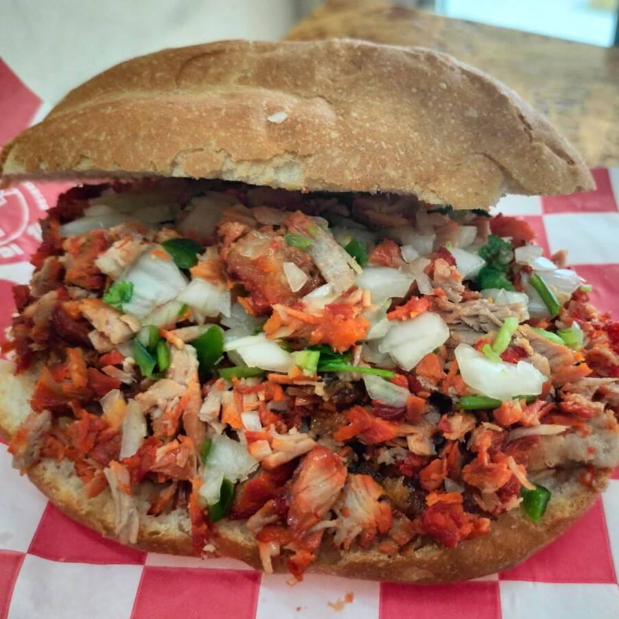 Torta de carnitas con refresco
