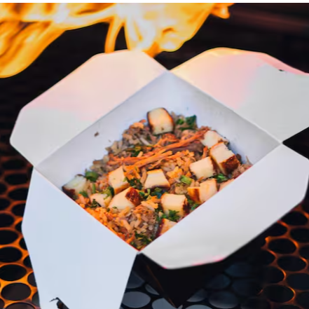 Nosso arroz é cozido lentamente no caldo artesanal da casa, absorvendo toda a suculência do cupim desfiado. Para finalizar, Generosos pedaços de queijo coalho assados, trazendo aquele toque defumado irresistível.  *Foto real do produto*