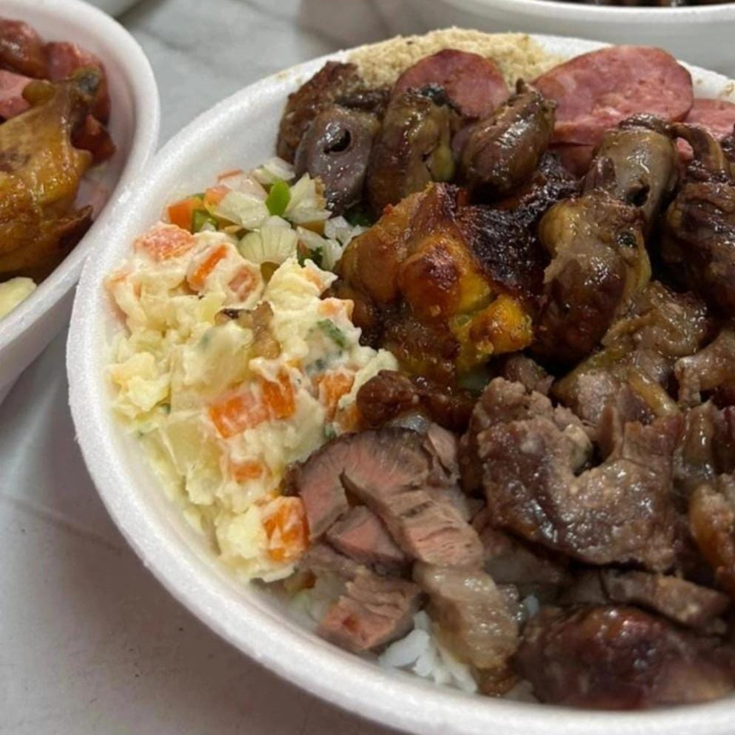 Marmita com Carne +Frango+Linguiça+Coração: Acompanhada de Arroz, Vinagrete, Farofa e maionese.