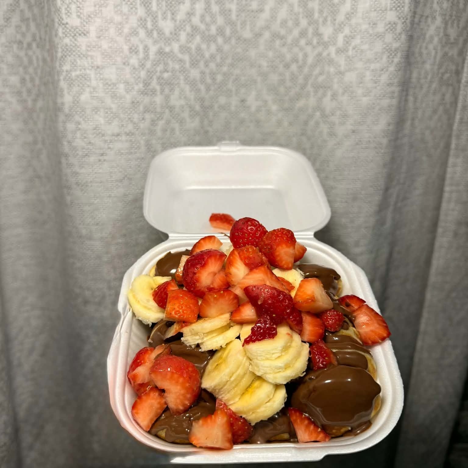 Mini hotcakes de chocolate con plátano y fresa