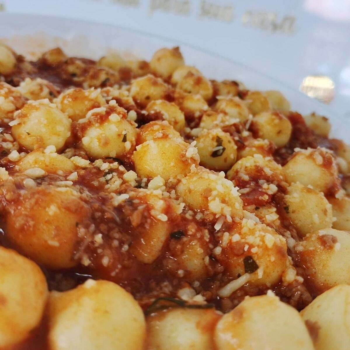 Nhoque à Bolonhesa
Nhoque caseiro, macio e delicioso, acompanhado de um molho à bolonhesa bem saboroso e preparado com muito carinho. ❤️🍝
Perfeito para aquele almoço especial em família!