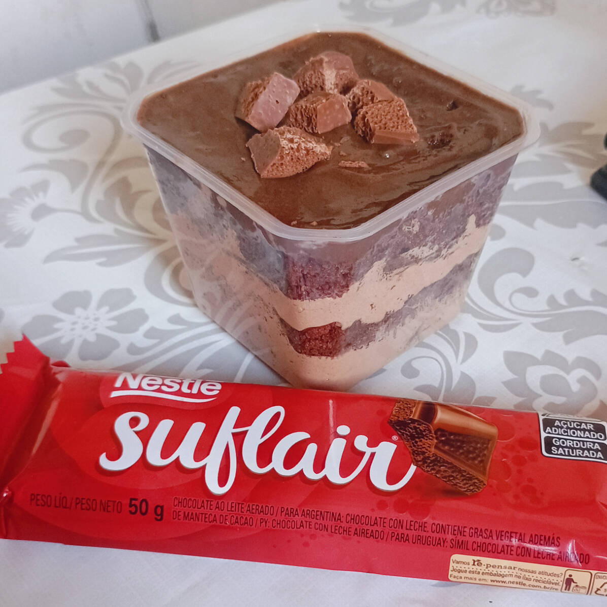 Bolo no Pote Suflair 🍫✨ Camadas generosas de bolo super macio intercaladas com um creme trufado irresistível e pedaços de Suflair que derretem na boca 🤎 Finalizado com mais chocolate por cima pra deixar cada colherada ainda mais especial. Uma explosão de cremosidade e sabor pra quem é apaixonado por chocolate de verdade! 🍫💛