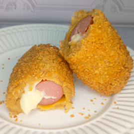 Enrolado de salsicha com requeijão cremoso forneável! Massa sequinha e crocante, empanada com farinha panko. Aprox. 160g