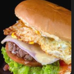 PÃO, CARNE, QUEIJO, PRESUNTO, OVO E MOLHO DA CASA.