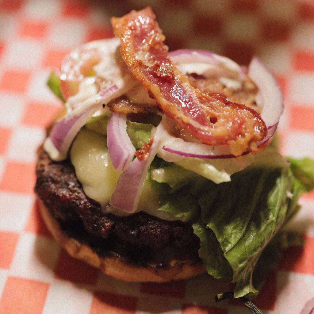 Hamburguesa Tradicional (Queso Tocino)