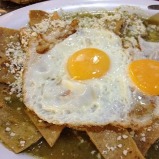 Chilaquiles Verdes con Huevo Estrellado