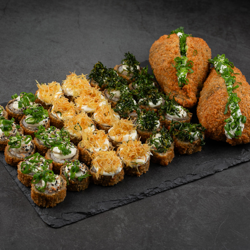 Delicie-se com nosso 'Hot+ 2 Temaki Crocante - 20 peças', uma seleção especial da categoria 'Hot Roll e Big Hot Crocantes'. Este prato inclui 2 Temakis empanados e fritos até a perfeição, 5 Hot Rolls recheados com Cream Cheese e Doritos crocantes, 5 Hot Rolls preenchidos com Cream Cheese e Couve frita ao ponto, 5 Hot Rolls com Cream Cheese e Batata Crispi e 5 Hot Rolls clássicos com Cream Cheese. Por favor, note que não aceitamos alterações neste prato. Sua avaliação de 5 estrelas no app sobre este pedido será muito apreciada e nos ajudará a continuar oferecendo a melhor comida japonesa na cidade!