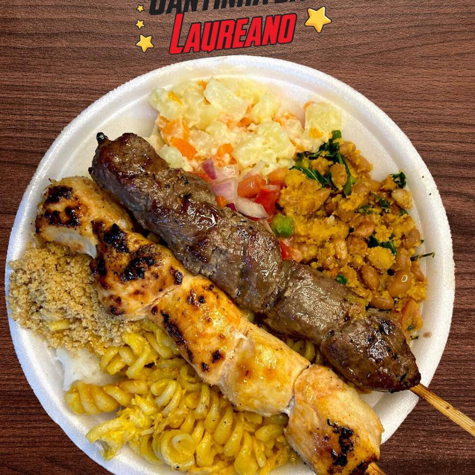 arroz, feijão preto, feijão tropeiro, maionese, macarronese, molho, farofa e um espeto
