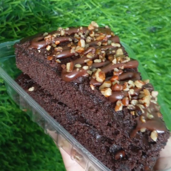 Pastel de chocolate con nutella y nuez.