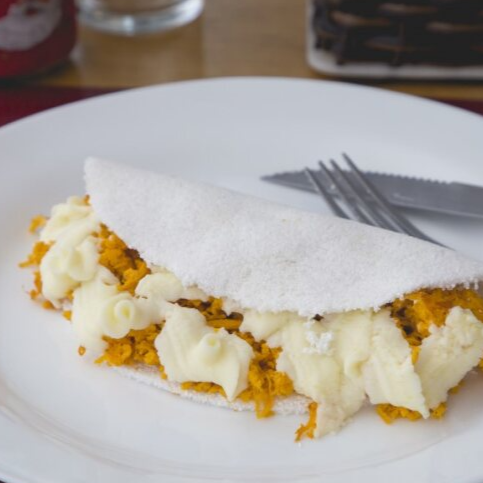 Tapioca recheada com frango desfiado temperado e o cremoso Catupiry, oferecendo uma combinação irresistível de sabor e textura a cada mordida.