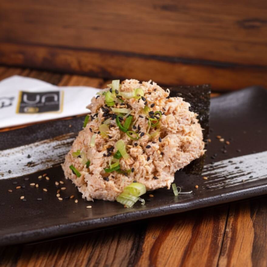 Temaki de salmão grelhado com cream cheese, cebolinha e gergelim de aproximadamente 220g. Não Fazemos Temaki Sem Arroz.